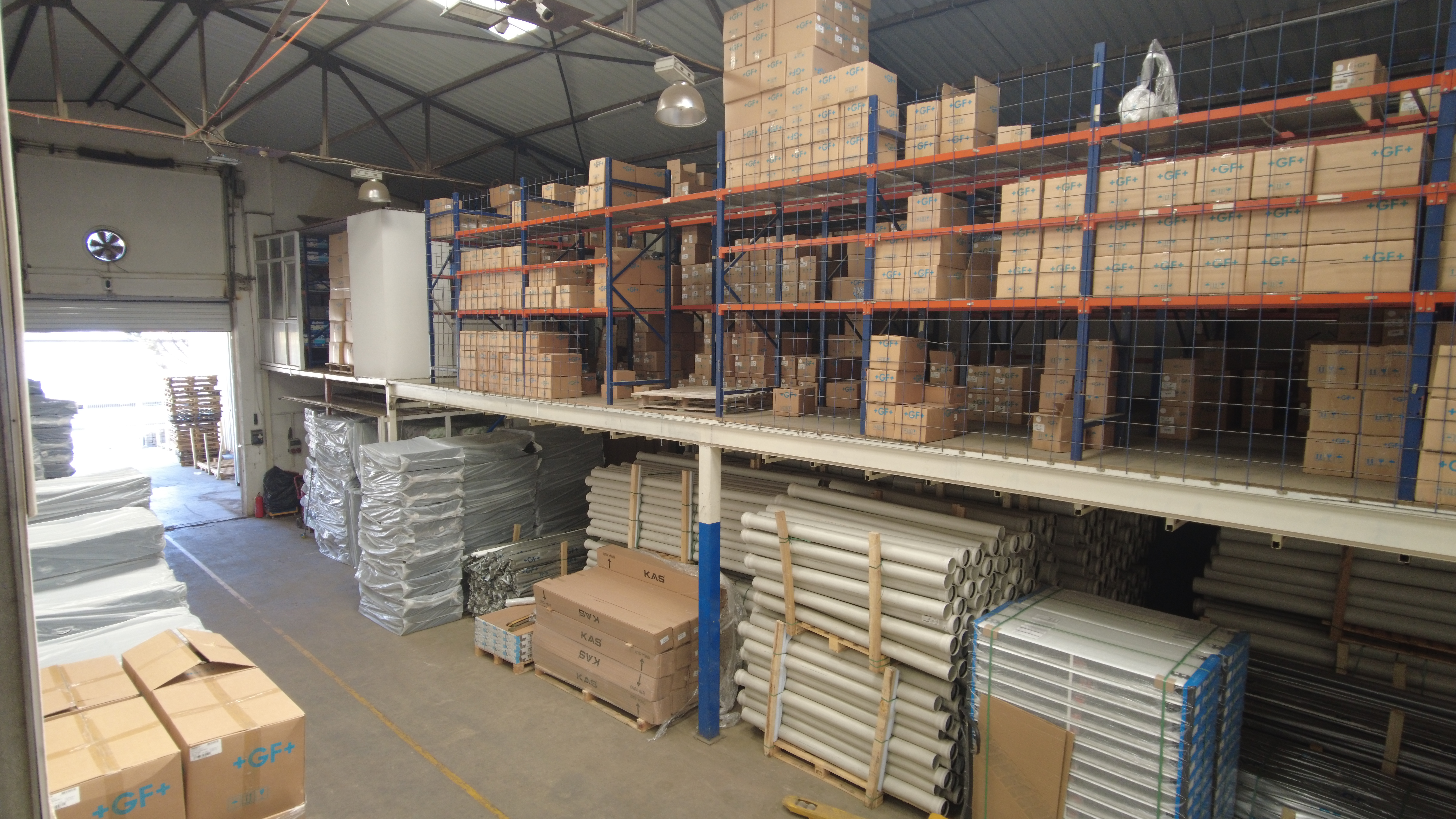 Bulkar İnşaat 2000 m² kapalı depo alanı — İzmir yapı malzemeleri deposu